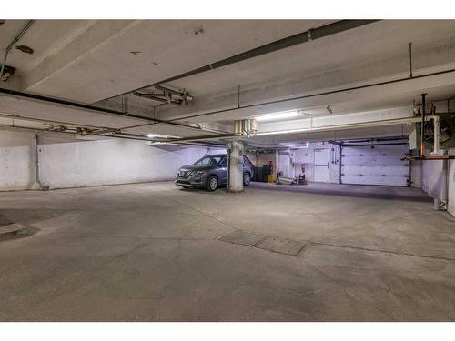 21-209 17 Avenue Ne, Calgary, AB - Indoor Photo Showing Garage