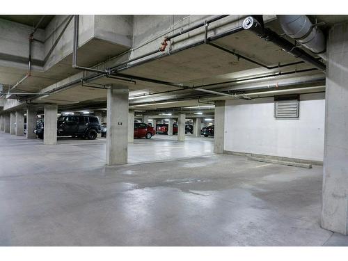 1308-24 Hemlock Crescent Sw, Calgary, AB - Indoor Photo Showing Garage