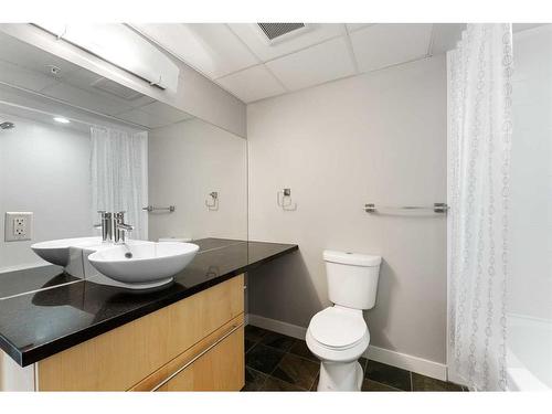 807-215 13 Avenue Sw, Calgary, AB - Indoor Photo Showing Bathroom