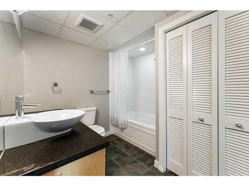 807-215 13 Avenue Sw, Calgary, AB - Indoor Photo Showing Bathroom