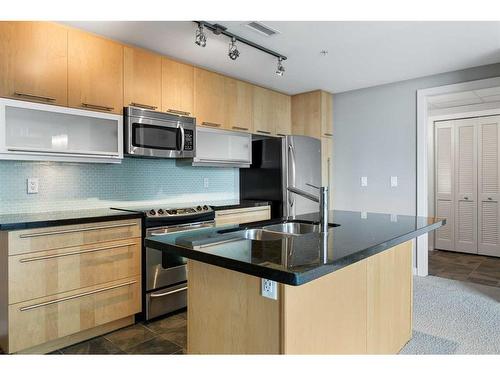 807-215 13 Avenue Sw, Calgary, AB - Indoor Photo Showing Kitchen With Double Sink