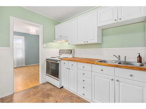 605 19 Street Nw, Calgary, AB - Indoor Photo Showing Kitchen With Double Sink