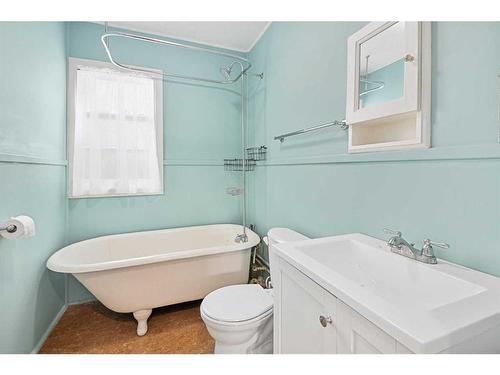 605 19 Street Nw, Calgary, AB - Indoor Photo Showing Bathroom