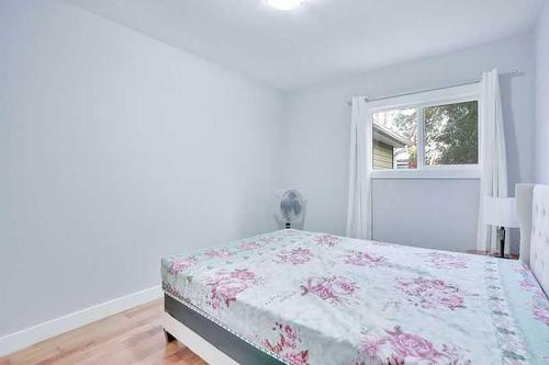 829 3 Avenue West, Drumheller, AB - Indoor Photo Showing Bedroom