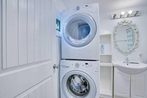 829 3 Avenue West, Drumheller, AB - Indoor Photo Showing Laundry Room