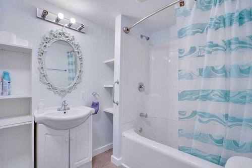 829 3 Avenue West, Drumheller, AB - Indoor Photo Showing Bathroom