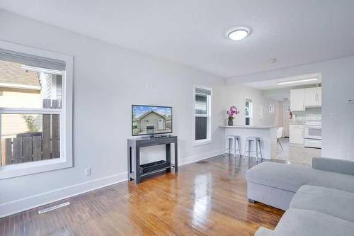 829 3 Avenue West, Drumheller, AB - Indoor Photo Showing Living Room