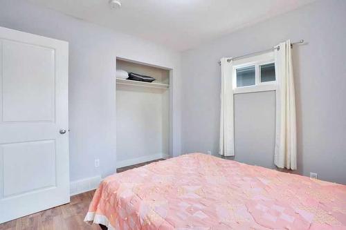 829 3 Avenue West, Drumheller, AB - Indoor Photo Showing Bedroom