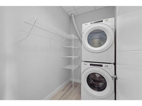 419-255 Les Jardins Park Se, Calgary, AB - Indoor Photo Showing Laundry Room