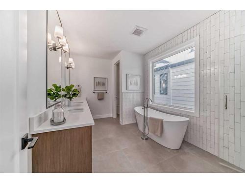 176 Lissington Drive Sw, Calgary, AB - Indoor Photo Showing Bathroom