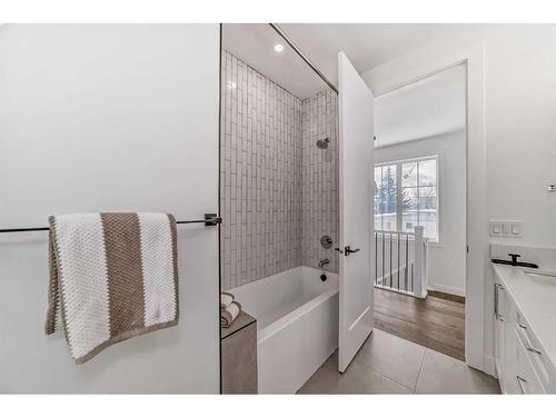 176 Lissington Drive Sw, Calgary, AB - Indoor Photo Showing Bathroom