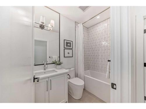 176 Lissington Drive Sw, Calgary, AB - Indoor Photo Showing Bathroom