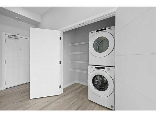 413-255 Les Jardins Park Se, Calgary, AB - Indoor Photo Showing Laundry Room