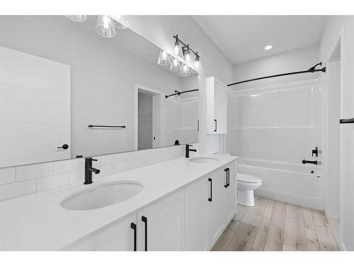 413-255 Les Jardins Park Se, Calgary, AB - Indoor Photo Showing Bathroom