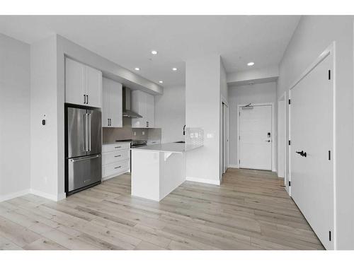 413-255 Les Jardins Park Se, Calgary, AB - Indoor Photo Showing Kitchen