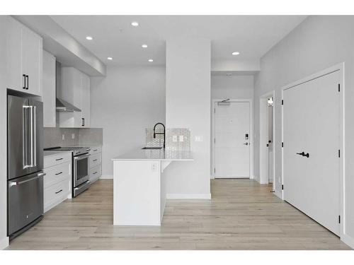 413-255 Les Jardins Park Se, Calgary, AB - Indoor Photo Showing Kitchen With Stainless Steel Kitchen