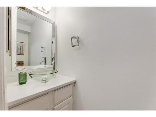 73 Stratford Place Sw, Calgary, AB - Indoor Photo Showing Bathroom