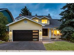 73 Stratford Place SW Calgary, AB T3H 1H7
