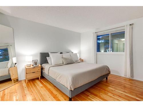 73 Stratford Place Sw, Calgary, AB - Indoor Photo Showing Bedroom