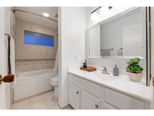 73 Stratford Place Sw, Calgary, AB - Indoor Photo Showing Bathroom