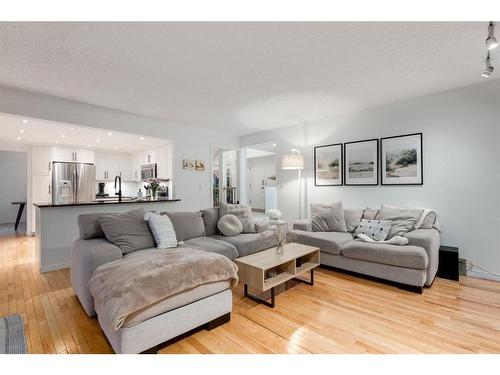 73 Stratford Place Sw, Calgary, AB - Indoor Photo Showing Living Room