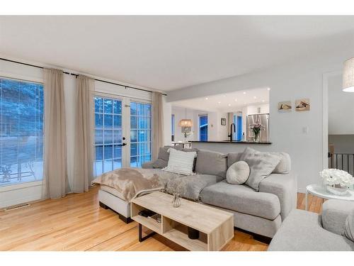 73 Stratford Place Sw, Calgary, AB - Indoor Photo Showing Living Room