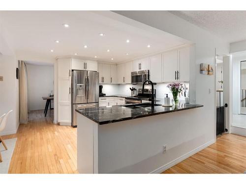 73 Stratford Place Sw, Calgary, AB - Indoor Photo Showing Kitchen With Stainless Steel Kitchen With Upgraded Kitchen