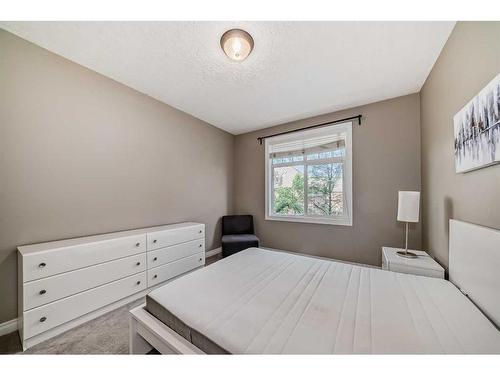 214-59 22 Avenue Sw, Calgary, AB - Indoor Photo Showing Bedroom