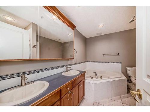 214-59 22 Avenue Sw, Calgary, AB - Indoor Photo Showing Bathroom