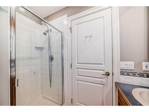 214-59 22 Avenue Sw, Calgary, AB - Indoor Photo Showing Bathroom