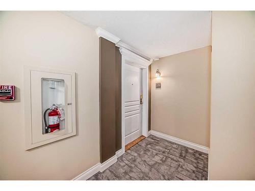 214-59 22 Avenue Sw, Calgary, AB - Indoor Photo Showing Other Room