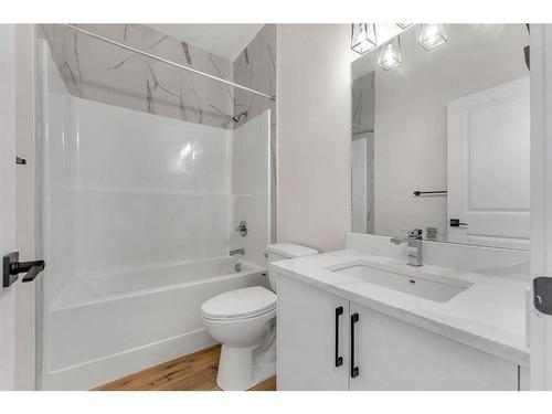 28 B Green Meadow Crescent, Strathmore, AB - Indoor Photo Showing Bathroom