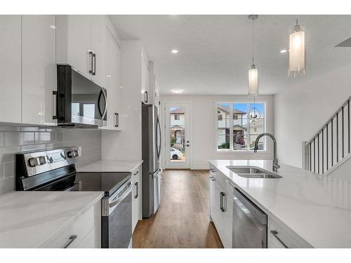 28 B Green Meadow Crescent, Strathmore, AB - Indoor Photo Showing Kitchen With Double Sink With Upgraded Kitchen