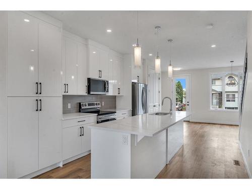 28 B Green Meadow Crescent, Strathmore, AB - Indoor Photo Showing Kitchen With Upgraded Kitchen