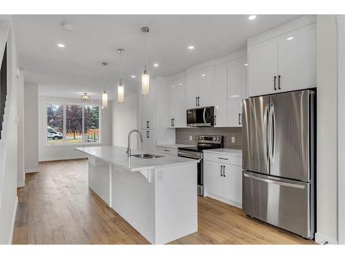 28 B Green Meadow Crescent, Strathmore, AB - Indoor Photo Showing Kitchen With Upgraded Kitchen