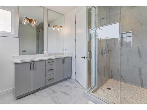 912 32 Street Nw, Calgary, AB - Indoor Photo Showing Bathroom