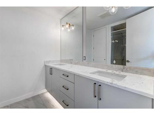 912 32 Street Nw, Calgary, AB - Indoor Photo Showing Bathroom