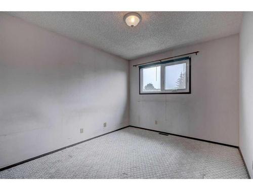 3320 Temple Way Ne, Calgary, AB - Indoor Photo Showing Other Room