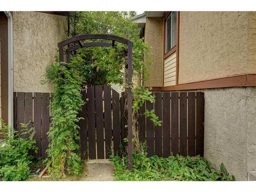 3320 Temple Way Ne, Calgary, AB - Outdoor