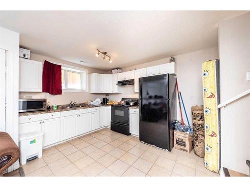 7 Saddlecrest Terrace Ne, Calgary, AB - Indoor Photo Showing Kitchen With Double Sink