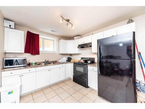 7 Saddlecrest Terrace Ne, Calgary, AB - Indoor Photo Showing Kitchen With Double Sink