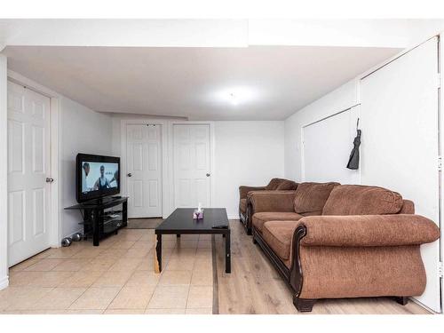 7 Saddlecrest Terrace Ne, Calgary, AB - Indoor Photo Showing Living Room