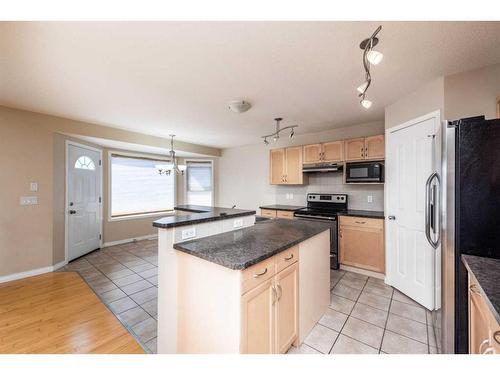 7 Saddlecrest Terrace Ne, Calgary, AB - Indoor Photo Showing Kitchen