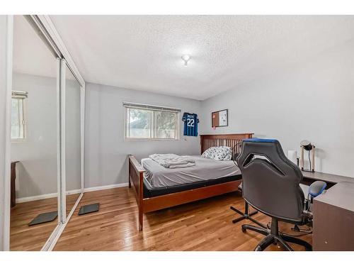 75 Hounslow Drive Nw, Calgary, AB - Indoor Photo Showing Bedroom