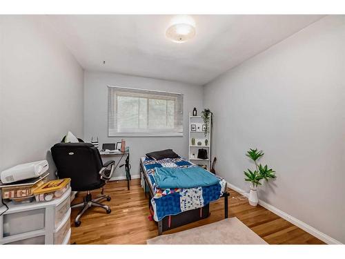 75 Hounslow Drive Nw, Calgary, AB - Indoor Photo Showing Bedroom