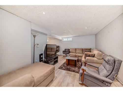 75 Hounslow Drive Nw, Calgary, AB - Indoor