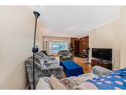 75 Hounslow Drive Nw, Calgary, AB - Indoor Photo Showing Living Room