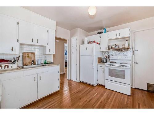 75 Hounslow Drive Nw, Calgary, AB - Indoor Photo Showing Kitchen