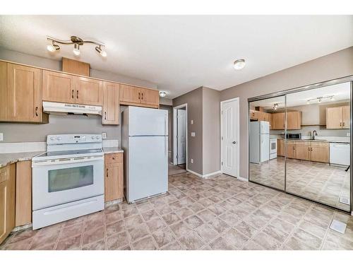 1601-111 Tarawood Lane Ne, Calgary, AB - Indoor Photo Showing Kitchen