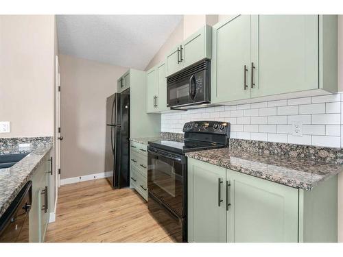 13202-2781 Chinook Winds Drive Sw, Airdrie, AB - Indoor Photo Showing Kitchen